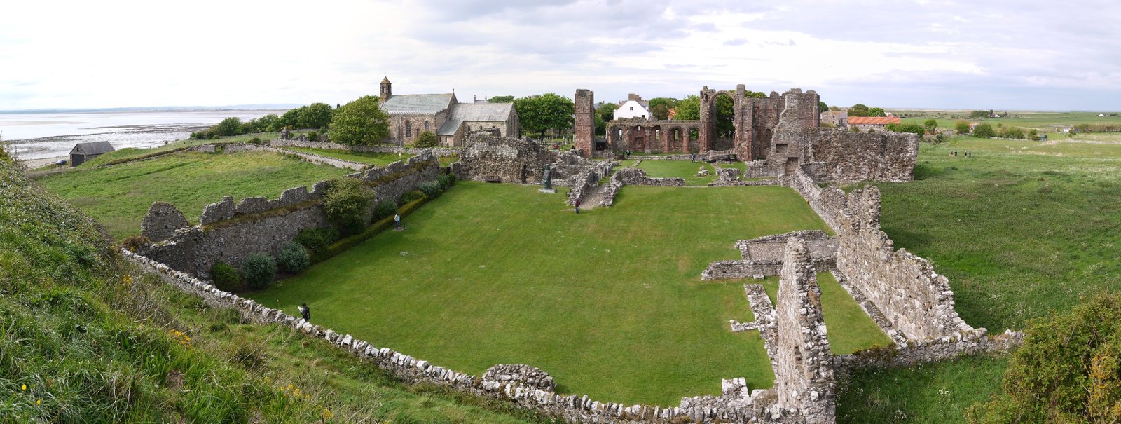 Luftaufnahme der Ruinen von Lindisfarne Priory